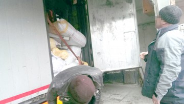 Pakistanezi ascunşi într-un tir cu textile, depistaţi de poliţiştii de frontieră